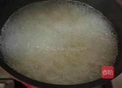 皮蛋虾仁蔬菜粥的做法图解2