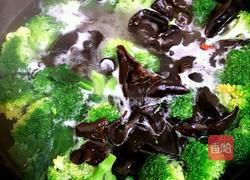 水煮西蓝花木耳的做法图解1