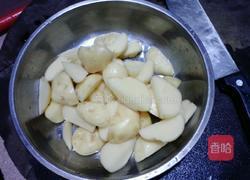 土豆炖鸡爪的做法图解1