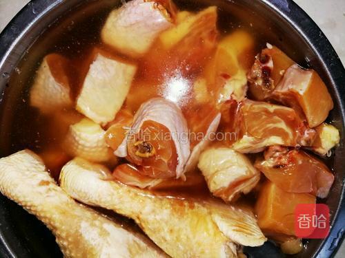 把鸡剁成块状，用水泡掉血水