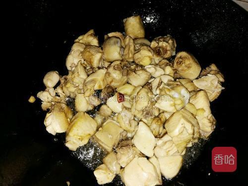 炒锅放油大料，烧热放入鸡块翻炒均匀