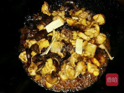 加姜片味极鲜继续翻炒均匀，