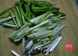 蒜苗炒鸡蛋的做法图解1