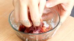 抓拌均匀腌制15分钟
