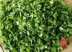 Illustration of how to make shrimp, leek, and egg dumpling filling 9