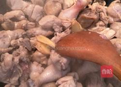 枸杞红枣鸡汤的做法图解3