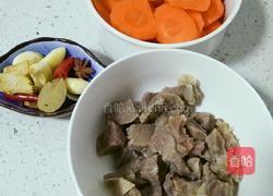 胡萝卜烧牛肉的做法图解1