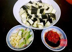剁椒茄子炒肉的做法图解2