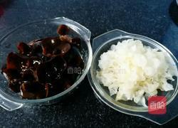 凉拌黑白双耳的做法图解1