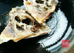 白萝卜炖腊鱼头的做法图解2