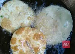 Illustration of how to make hot noodle pancakes 8