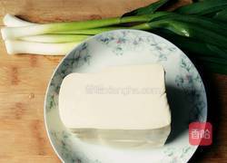 青蒜烧豆腐的做法图解1