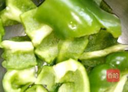 菜椒茄子炒肉片的做法图解1