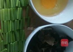木耳蒜苔炒鸡蛋的做法图解1
