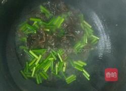 木耳蒜苔炒鸡蛋的做法图解3