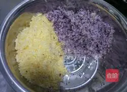 Illustration of how to make steamed buns with pork and pumpkin filling 1