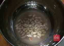 牛奶花生露的做法图解2