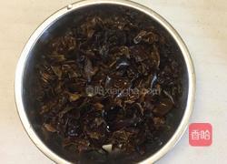 蒲鉾炒木耳的做法图解1