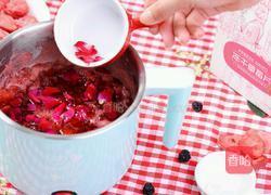 冰糖玫瑰草莓的做法图解3