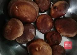 尖椒香菇肉片的做法图解1