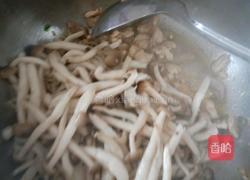 小蘑菇炒肉的做法图解7