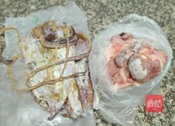 鱿鱼猪肚汤的做法图解1