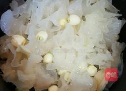 冰糖银耳莲子百合甜羹的做法图解2