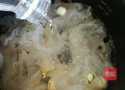 冰糖银耳莲子百合甜羹的做法图解3