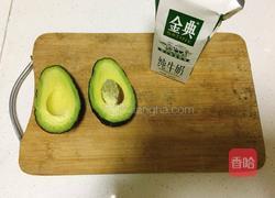 蜂蜜牛油果奶昔的做法图解2