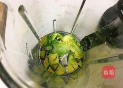 蜂蜜牛油果奶昔的做法图解4