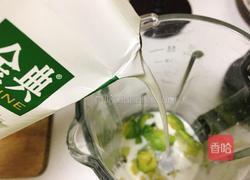 蜂蜜牛油果奶昔的做法图解5
