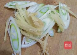 青椒木耳炒腐竹的做法图解2