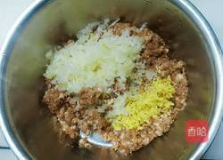 玉米面酸菜蒸饺的做法图解3