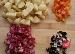 土豆香菇香肠焖饭的做法图解2