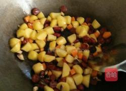 土豆香菇香肠焖饭的做法图解4