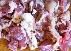 酱爆脊骨边的做法图解1