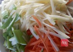 胡萝卜炒土豆丝的做法图解1