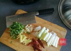 鲤鱼炖白菜的做法图解2