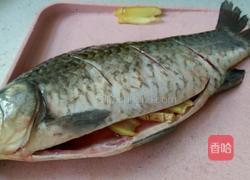 家常青椒焖鲫鱼的做法图解1