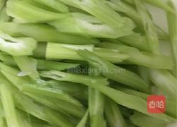 芹菜炒虾仁的做法图解2