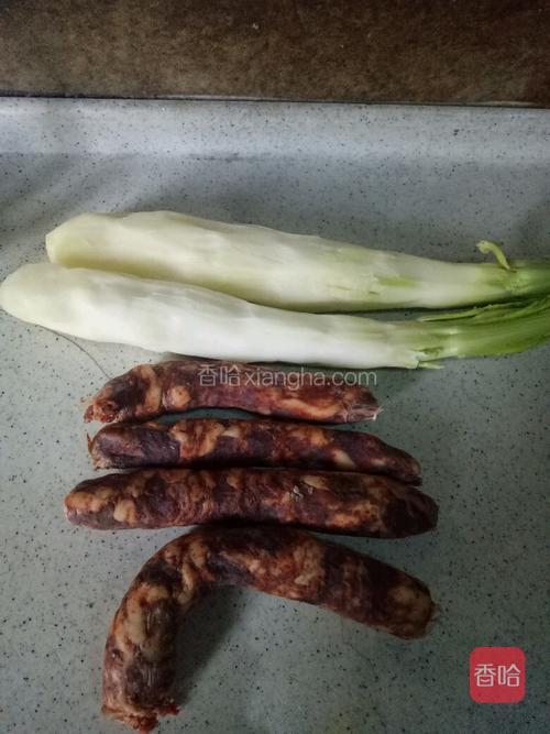这是需要的主食材，这个辣肠是自己做的。棒菜去皮（没棒菜可以用白萝卜冬瓜皆可）。香肠用热水清洗干净备用。