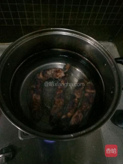锅内加水，漫过香肠以上。大火煮三十分钟，里面会有香肠油出来。