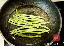 香菇四季豆炒饭的做法图解2
