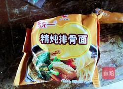 煮方便面的做法图解1