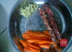 荷兰豆胡萝卜炒腊肠的做法图解2