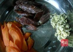 荷兰豆胡萝卜炒腊肠的做法图解3