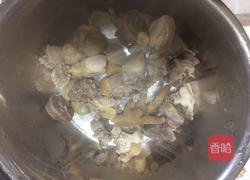 蘑菇虫草花炖鸡的做法图解2