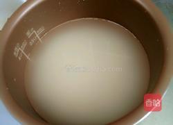 豌豆腊肠闷米饭的做法图解1