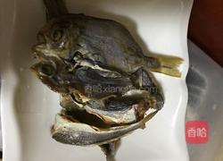 咸鱼炒芹菜的做法图解1