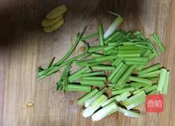 咸鱼炒芹菜的做法图解2